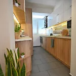 Modern 2-bedroom With Parking 瓦爾納