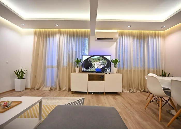 Modern 2-bedroom With Parking * וארנה