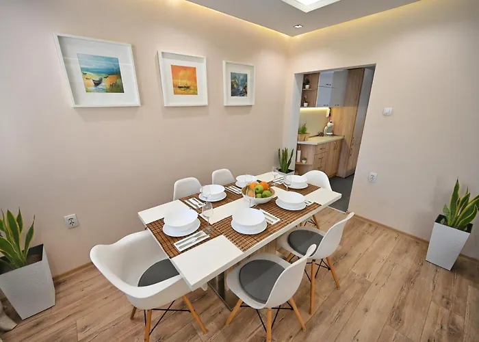 דירה Modern 2-bedroom With Parking וארנה