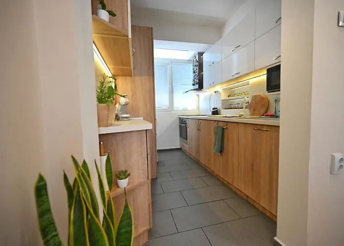 Modern 2-bedroom With Parking וארנה