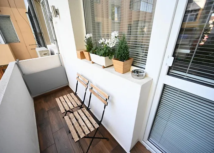 Modern 2-bedroom With Parking דירה וארנה