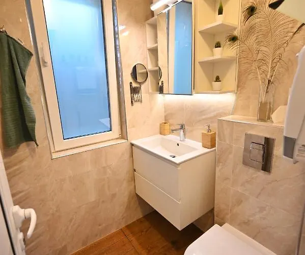 דירה Modern 2-bedroom With Parking וארנה