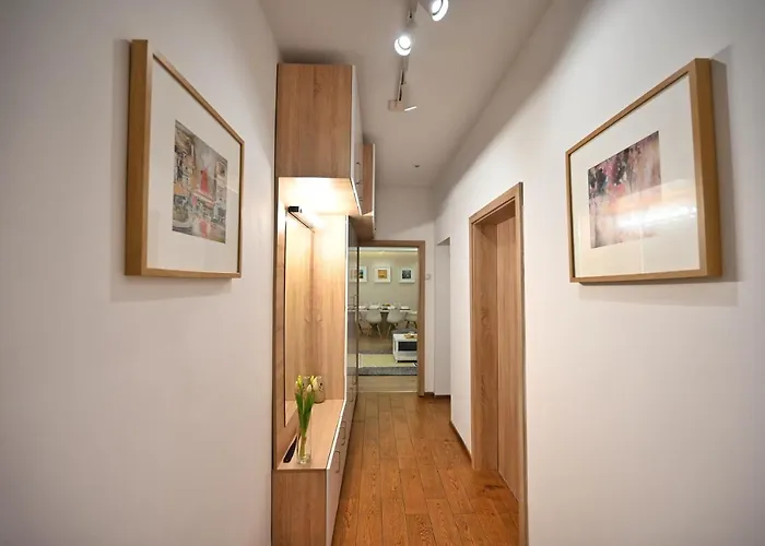 דירה Modern 2-bedroom With Parking וארנה
