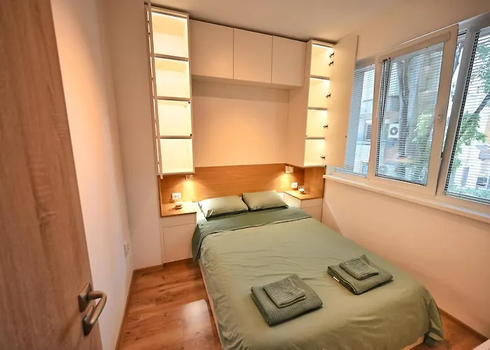 דירה Modern 2-bedroom With Parking וארנה